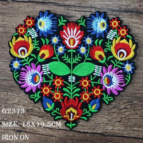 High-end Fresh Flowers Heart-Shaped icon Embroidered Applique Patches for Clothes Stickers DIY Iron on Badges on the Backpack