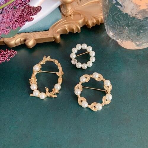 Brooch ins personality contracted pearl brooches delicate coat cardigan pin cold wind collocation ACTS the role of gold
