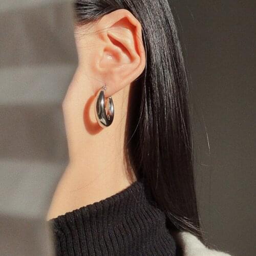 The Latest Version Of Geometric Metal Oval Hoop Earrings French Personality Glossy Earrings For Women Simple Jewelry 2021