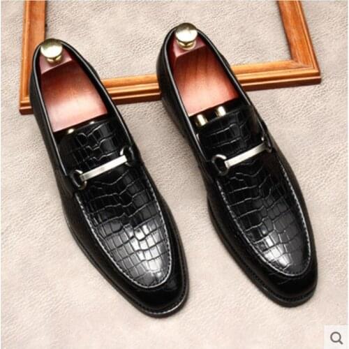 Shoe Man, New England. Crocodile embossed, set foot round head, made of cowhide. Wedding dress