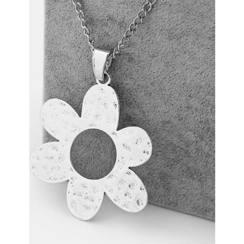 1 PCS Large Hollow Hammered Flower Pendant Necklace for Women