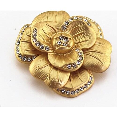 2020 New European and American retro style Matte gold Camellia inlaid with semi-precious stones Fashion brooch ladies