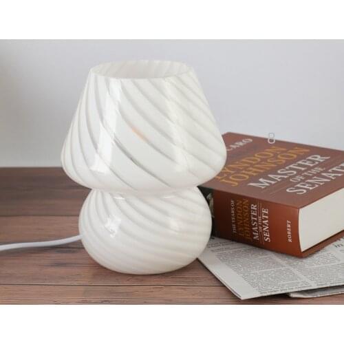 Hot Selling Small Glass Table Lamp Bedroom Bedside Bed and Breakfast Table Stained Glass Lamp Cute Lamp 100-240V Universal