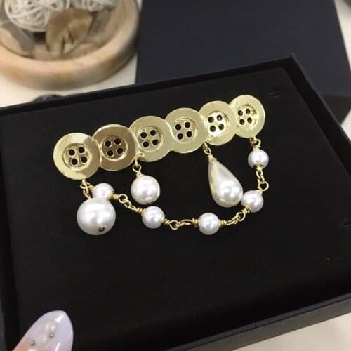Hot sale metal hot brooch round button design luxury pearl pendant famous brand fashion jewelry for women pin gifts for girls