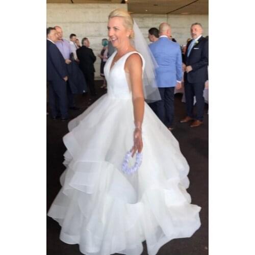 JIERUIZE Simple White Organza Wedding Dresses V Neck Backless Ruffles Tiered Skirt Sleeveless Bride Dresses vestido de noiva