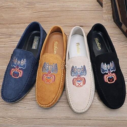 2020 Yellow Chinese Style Men Shoes Flat Bottom Leather Soft Embroidery Mens Peas Shoes Driving Moccasin Soft Non-slip Loafers