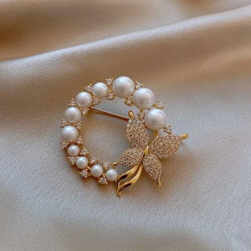 New Temperament Pearl Circle Rhinestone Butterfly Brooch Pin For Women Fashion Elegant Party Wedding Jewelry Accessories