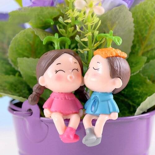 ZOCDOU 2 Pieces Smile Lovely Green Bean Sprout Lover Doll Small Figurine Crafts Little Figure Ornament Miniatures Home Deco