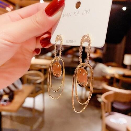 Dongdaemun, South Koreas new diamond-encrusted metal circle hollow smiley face earrings have an exaggerated design