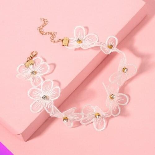 Wholesale 10 Flower Inlaid Crystal Pearl Necklace Ladies Romantic Clavicle Necklace White 2021 New