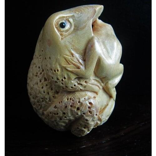 Q4171 - 2 " Hand Carved Japanese Boxwood Netsuke Figurine Carving - Frogs