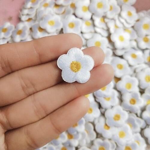 Self-adhesive 10pcs Fashion Small White Flower Embroidery Patches for Clothing Iron on Clothes Bag Curtain Stipe Applique Diy