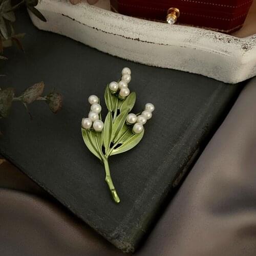 And art RETRO French forest plant Baroque fresh water pearl ash tree Brooch female light luxury simple versatile female