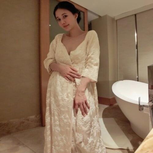 High-grade Silk Satin Embroidery Robes Womens Luxury Lace Deep V Winter Thickend Velvet Princess Long Nightgowns 001