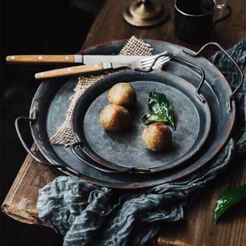 1pcs Retro Metal Plate With Handles Handcrafted Round Wrought Vintage Storage Bread Tray Home Decoration Garden Photo tool