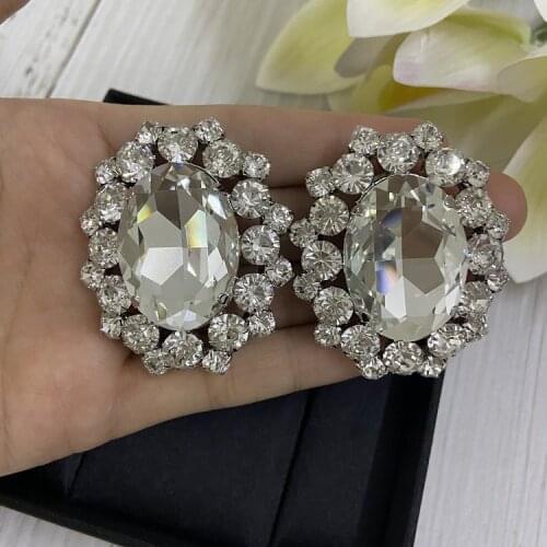 Simple oval ear clip