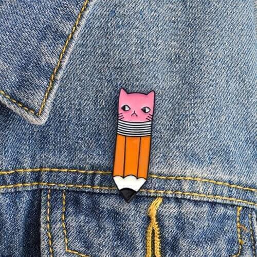 Matita a strisce arancione con spilla in gomma rosa a testa di gatto per inviare studenti a incoraggiare l'apprendimento