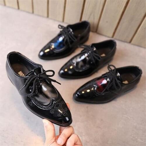 The new 2021 boys dance shoes new wind fashion show in England pointed shoes black and white children shoes