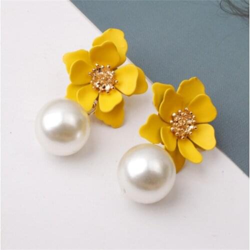 Trendy earrings accessories Korean fashion exquisite sweet female personality wild earrings beauty OL flowers imitation beads te