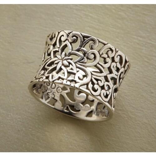 Bohemian Retro Large Hollow Pattern Womens Flower Ring Womens Antique Knuckle Cocktail Ring National Style Jewelry