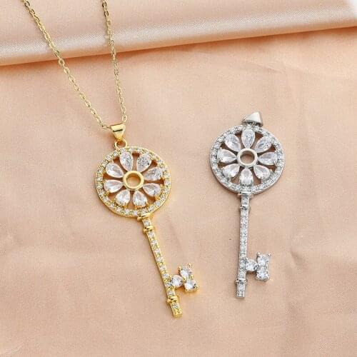 2021 New Temperament Exquisite Retro Hollow Necklace For Woman Geometric Rectangular Key Shape Pendant Gift Banquet