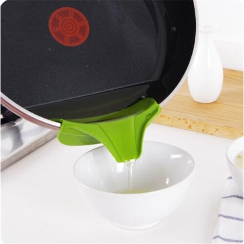 Portable Silicone Liquid Funnel Anti-spill Slip On Pour Soup Spout Funnel for Pots Pans and Bowls and Jars Kitchen Gadget Tool