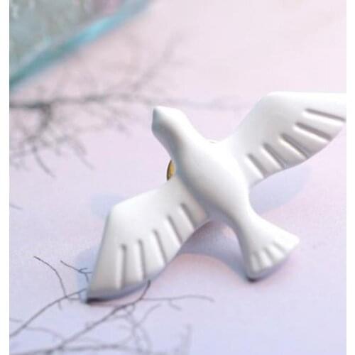 2015 New Hot Retro Fashion Simple White Dove Brooch Pin Exquisite Small Animal Collar Pin Men And Women Jewelry Wholesale Retail