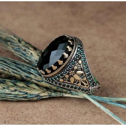 925 sterling silver ring with onyx stone. The range of 11-12 g. green stone embroidered on the edge. Ring size 14-30