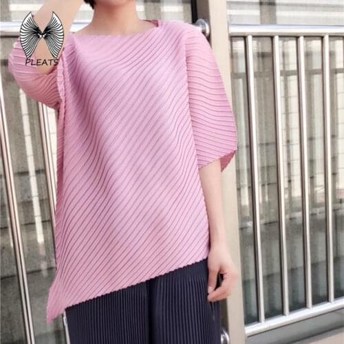 NOBLE PLEATS Short Sleeve Women's T-Shirts