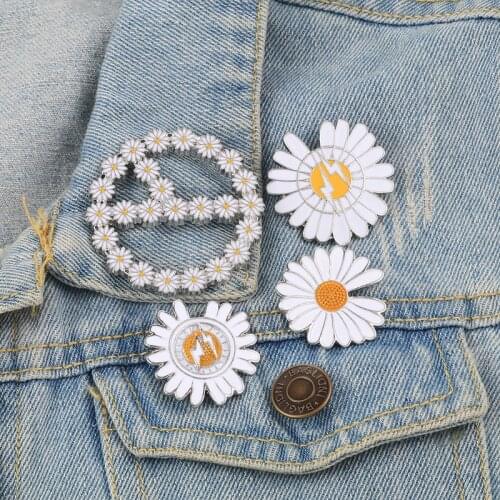 Fashion GD Brooches Lightning Daisy Flower Button Enamel Pins Denim Jackets Lapel Pin Bag Accessories Jewelry Gifts for Friends