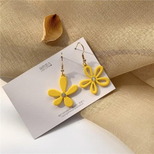 Cute Hollow Yellow Flower Asymmetric Drop Earrings Korean Sweet Petal Pendent Earrings for Women Girls Jewelry Gift Wholesale