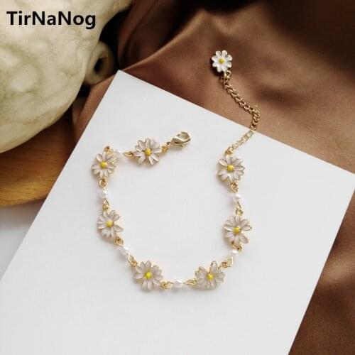 South Koreas new personality creative womens bracelet simple Daisy flower design pure and fresh womens bracelet jewelry gift
