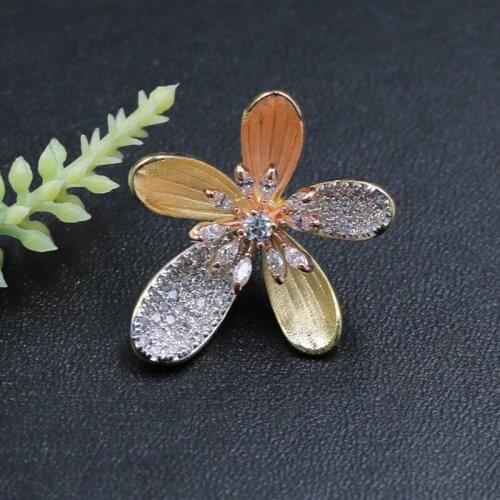 Lanyika Fashion Jewelry New Design Exquisite Flower Brooch Pin for Girls Engagement Daily Micro Paved Zircon Popular Gifts