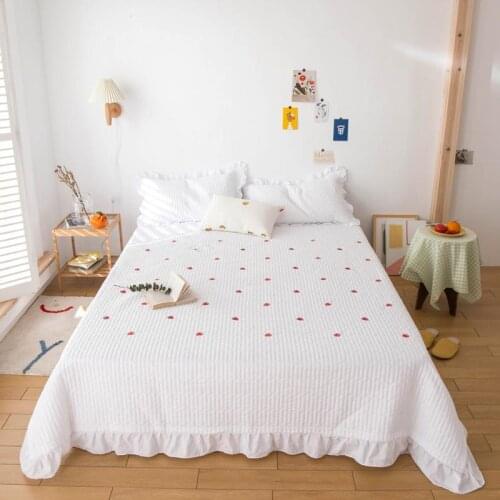 Fashion Embroidery Bed Cover Strawberry Pattern Soft Skin-friendly Summer Blanket Air Conditioner Blanket Bed Home Decor Cover