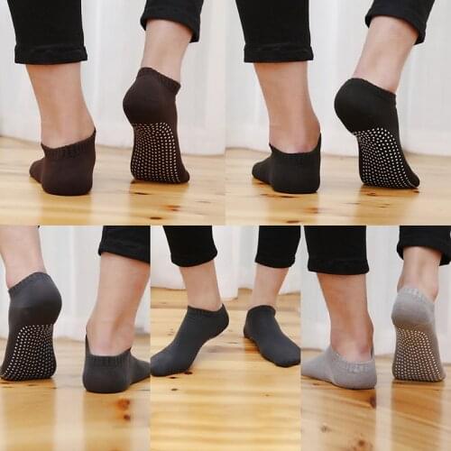 1 Pair Mens Cotton Non-slip Yoga Socks with Grips Breathable Anti Skid Floor Socks for Pilates Gym Fitness Barre