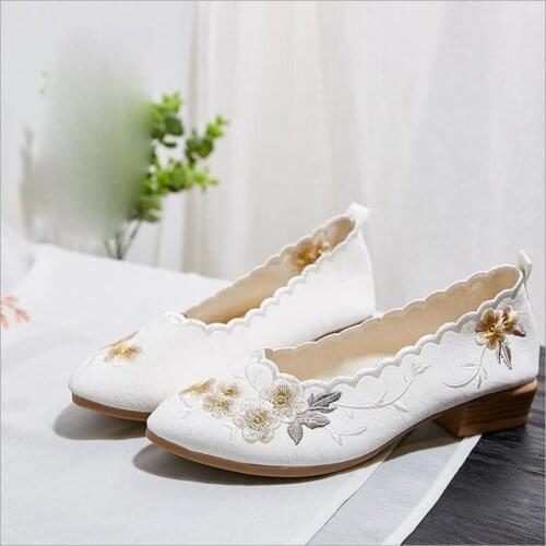 2020 new Wood grain bottom pointed Mary Jane Shoes fashion three-dimensional embroidery curve cloth shoes womens single shoes
