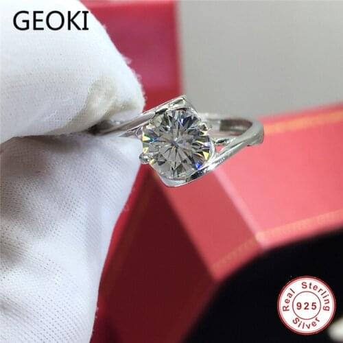Geoki Passed Diamond Test 1 Ct Round Perfect Cut D Color VVS1 Moissanite Angel Love Ring Luxury 925 Sterling Silver Wedding Ring