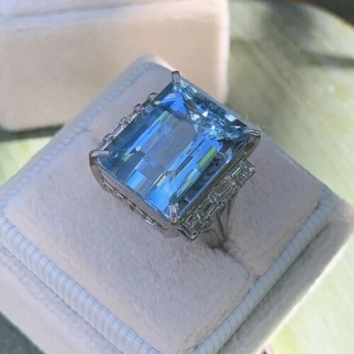 Huitan Hyperbole Big Sky Blue Stone Women Finger Ring for Cocktail Party Gorgeous Lady Accessories Beauty Gift Stylish Jewelry