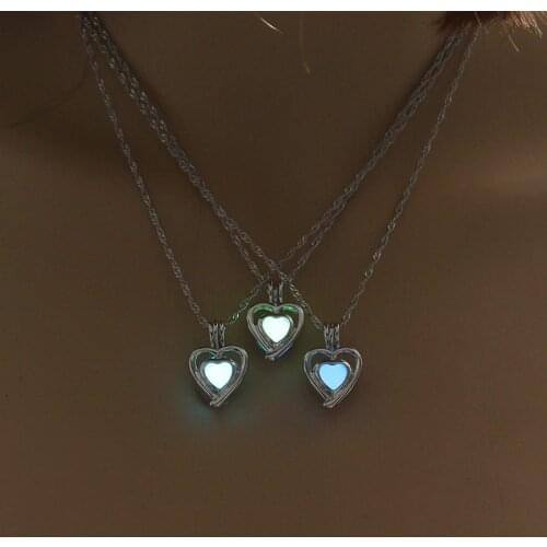 Three Colors Are Available Glowing In the Dark Necklace Jewelry For Women Hollow Heart Luminous Necklace Pendant Wholesale GiftS