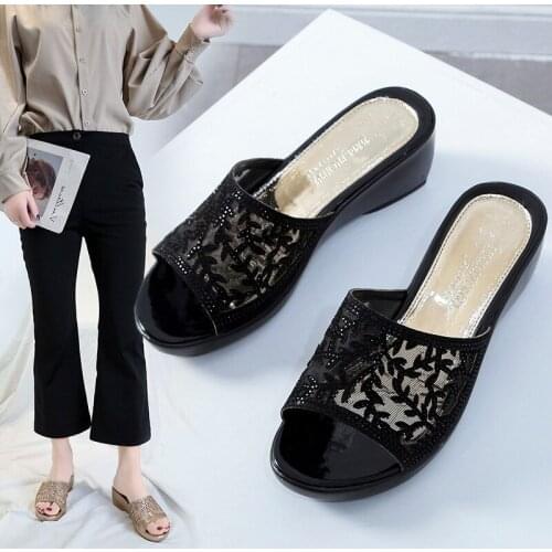 2021 New products slippers women summer wear flat wedge fashion ladies sandals and slippers breathable womens shoes