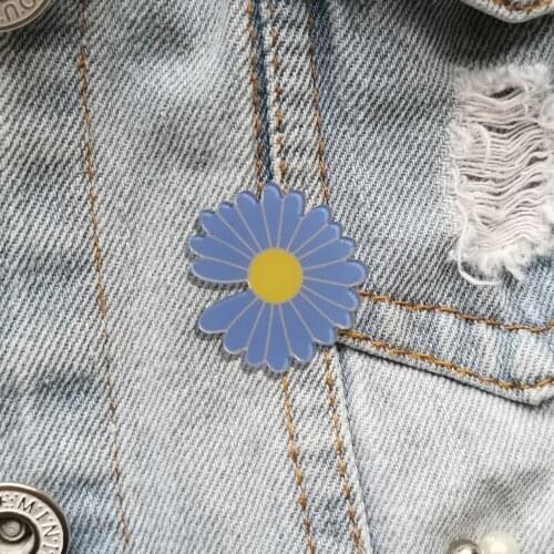 Fashion Blue Daisy Vintage Pins For Women Beautiful Acrylic Brooch Cute Jewelry Badges Scarf Buckle Shirt Hat Accessories