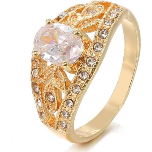 Bettyue Light Luxury Gold Color Ring WIth Fancy Ring For Female Fahsion Jewelry Hollow Out Style Wedding Party Modern Ornament