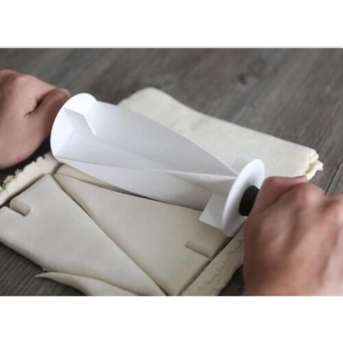1Pc Multi-functional Croissant Bread Dough Cutter Roller Wheel Dough Pastry Knife Wooden Handle Kitchen Baking Knife