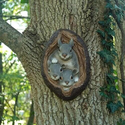 Creative Resin Hanging Sculpture Realistic Squirrels Out the Tree Hole Hugger Wall Animal Figurines Statues Garden Decor