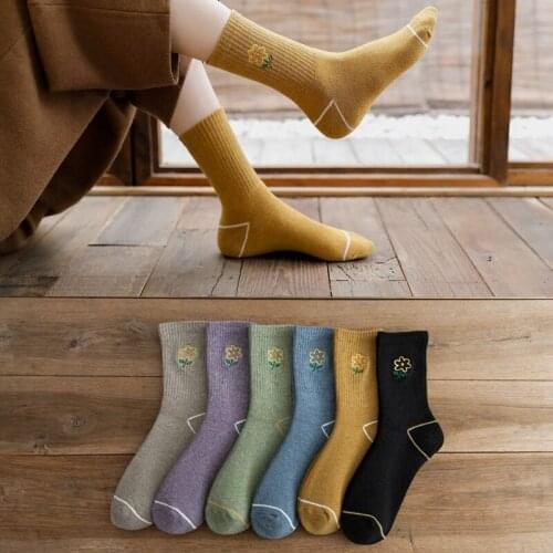 Yishine Winter Autumn New PWomens High Quality Embroidered Cartoon Flower Cotton Fashion Casual Socks 10 Pair