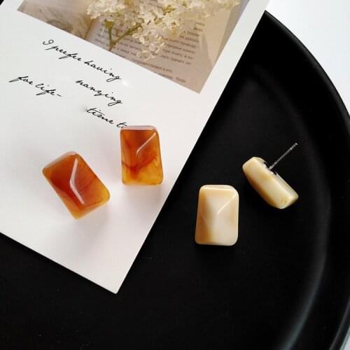 Creative retro Hong Kong style temperament lady charm Yujie Fan Street shooting atmospheric earrings elegant fashion earrings