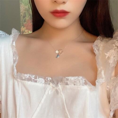 Vintage Hollow Flower Daisy Necklaces for Women Elegant Enamel Butterfly Pendant Clavicle Choker Pearl Chain Jewelry