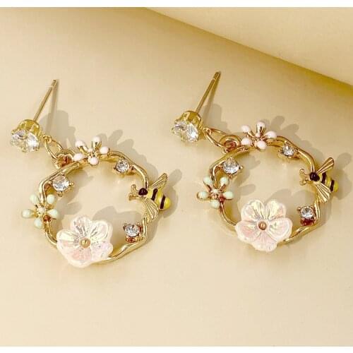 Sweet Earring Women Bee and Flower Earring Unique Design Elegant Earrings Golden Color Flower Round Drop Earrings Korean Style