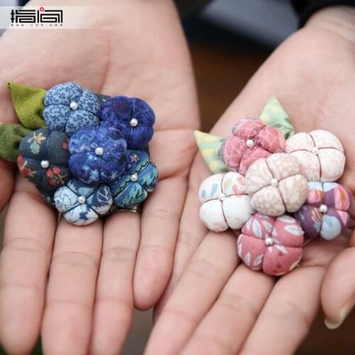 Embroidery needles are hand-sewn into human beginner entry creative jewelry non-embroidered kit patchwork brooch