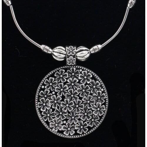 HOCOLE 2018 New Tibetan Silver Flower Pendant Necklaces Gypsy Ethnic Carved Round Charm Necklaces For Women Party Jewelry Gift